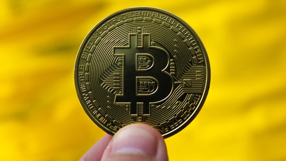 На торгах в понедельник биткоин снова преодолел отметку в $110 000 / Фото: Ahyan Stock Studios/Shutterstock.com