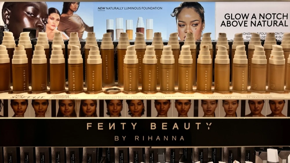Рианна запустила Fenty Beauty с целью создать линейку косметики, подходящую для максимально широкого спектра оттенков и типов кожи / Фото: melissamn / Shutterstock.com