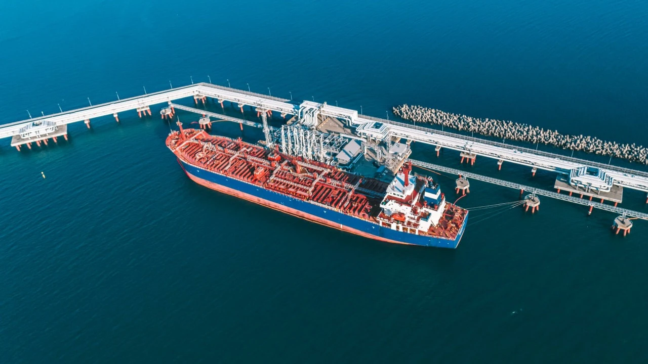 В центре внимания инвесторов оказались новости об ужесточении ограничений в отношении России / Фото: Shutterstock / Evgenii Bakhchev