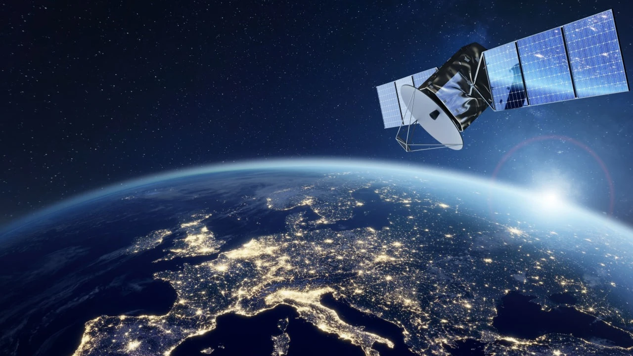 Европейские аэрокосмические гиганты объединят свои усилия по производству спутников / Фото: NicoElNino / Shutterstock.com