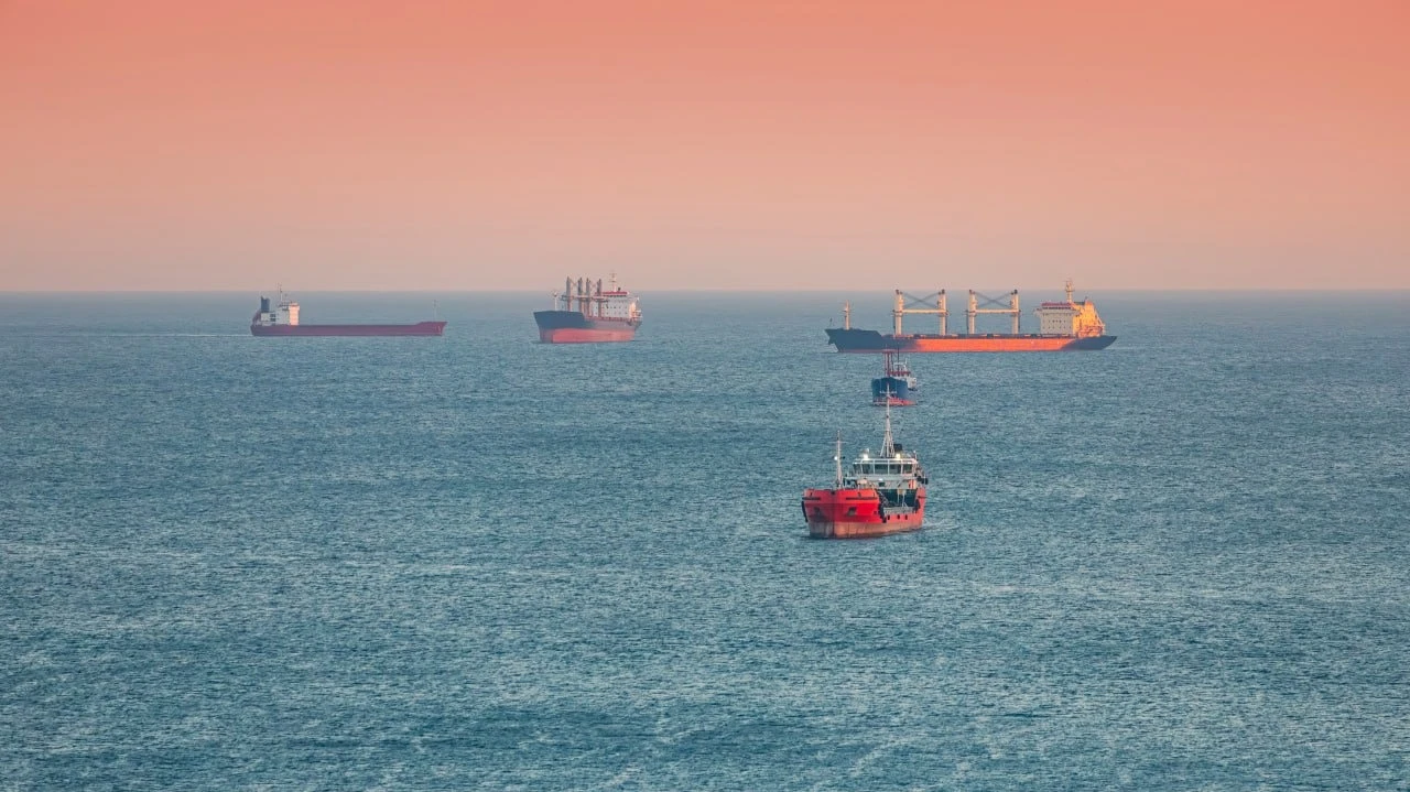 Государственные нефтяные компании Китая временно прекратили закупки российской нефти из-за санкционных рисков, сообщили источники Reuters / Фото: Shutterstock