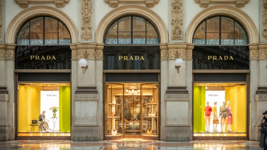 Prada демонстрирует рост уже 19 кварталов подряд / Фото: Andy Soloman / Shutterstock.com