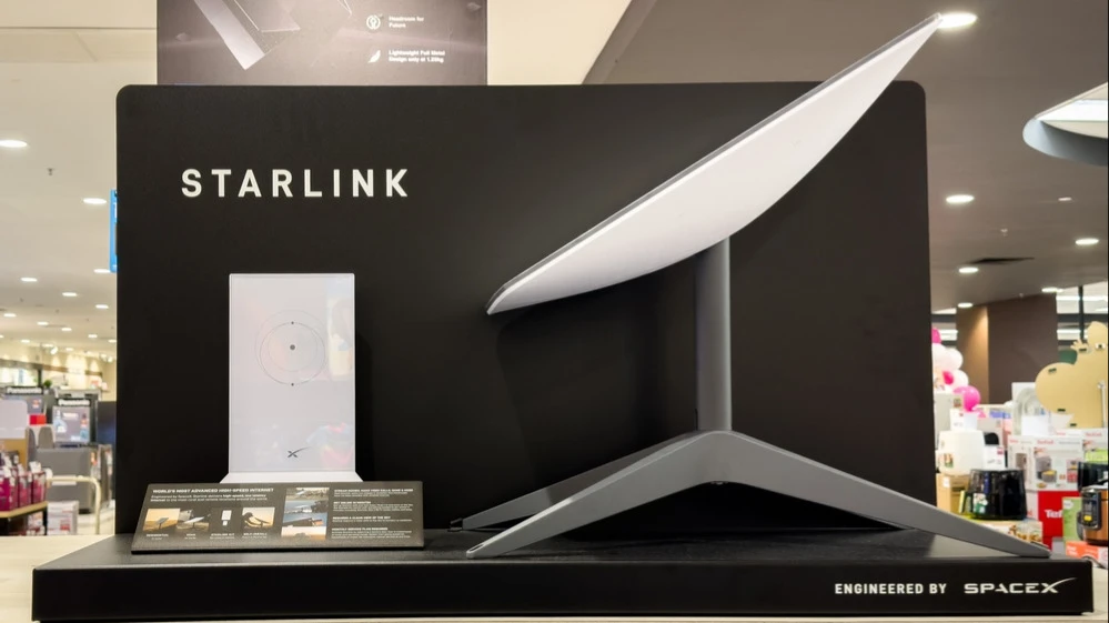 SpaceX может заключить контракт с Apple для подключения iPhone к спутникам / Фото: umitc / Shutterstock.com