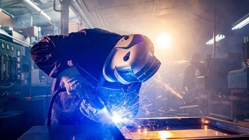 Мир все еще делает ставку на технологии, но следующая волна роста проходит уже не просто через чипы, а через энергию и инфраструктуру, которая их обслуживает. Фото Фото: Shutterstock.com/MexChriss