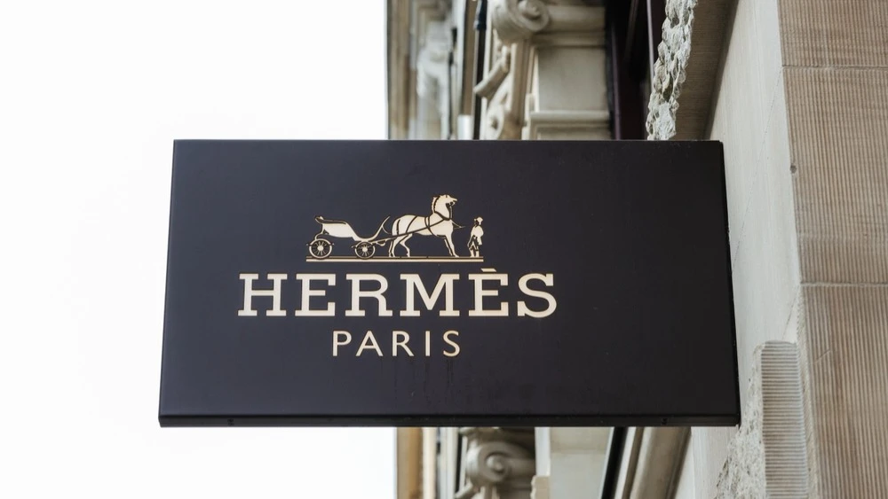 Hermès увеличил продажи почти на 10% в третьем квартале, что подтвердило устойчивость люкса высшего сегмента даже на фоне замедления рынка / Фото: DennisF / Shutterstock.com