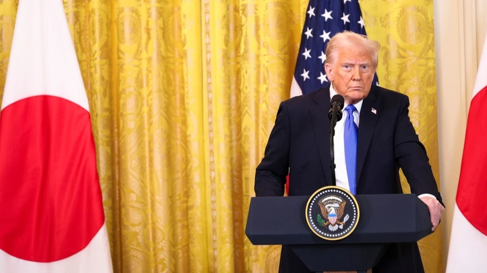 Если президент США Дональд Трамп потребует от нового руководства Японии укрепить иену, это ударит по акциям японских компаний-экспортеров / Фото: Joshua Sukoff / Shutterstock.com