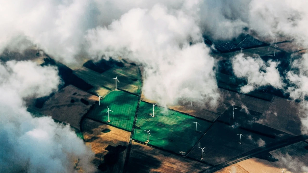 Сектор возобновляемой энергетики вновь привлек внимание инвесторов в этом году / Фото: Thomas Richter / Unsplash.com