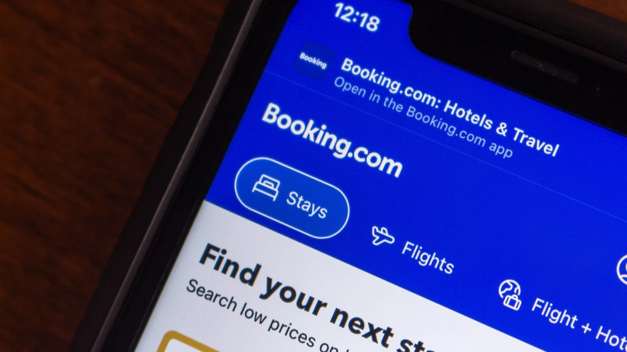 Сразу два банка подняли целевые цены на акции Booking / Фото: Koshiro K / Shutterstock.com