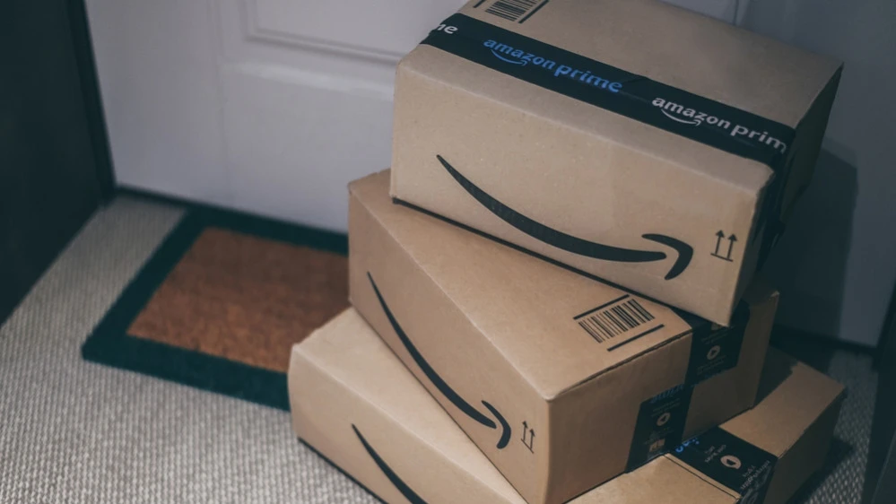 Сокращения в Amazon коснутся «белых воротничков» / Фото: Nomads Image Lab / Shutterstock.com