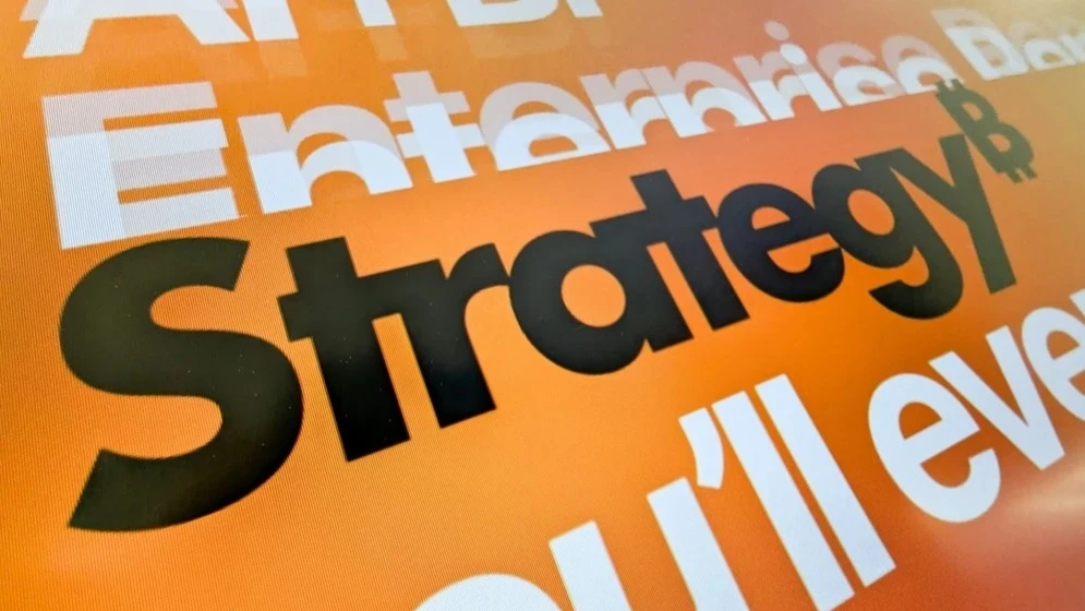 S&P присвоило крупнейшему биткоин-казначеству Strategy кредитный рейтинг «мусорного» уровня / Фото: PJ McDonnell / Shutterstock.com