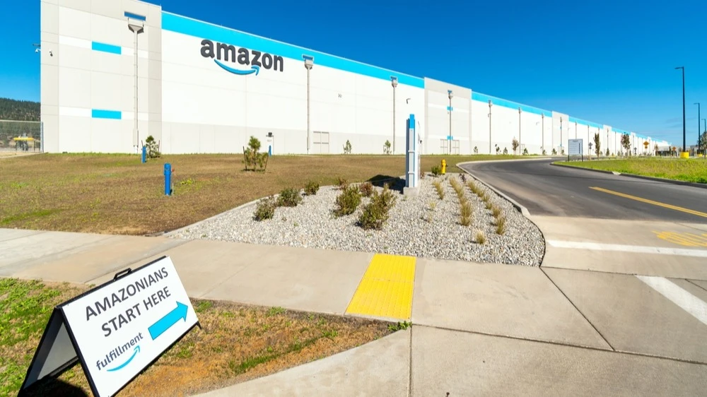 Amazon на этой неделе начнет самое крупное за последние годы сокращение офисного персонала / Фото: Kirk Fisher / Shutterstock.com