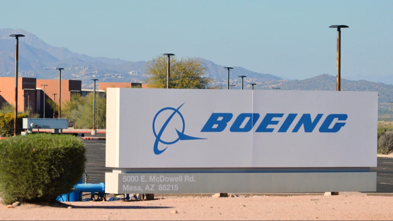 Boeing показал положительный денежный поток впервые с 2023 года / Фото: Around the World Photos / Shutterstock.com