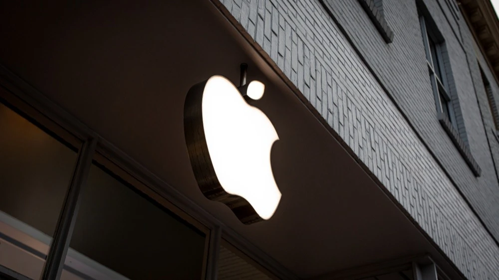 Аналитик BofA считает, что со временем Apple станет одним из главных бенефициаров развития искусственного интеллекта / Фото: bluestork/Shutterstock.com