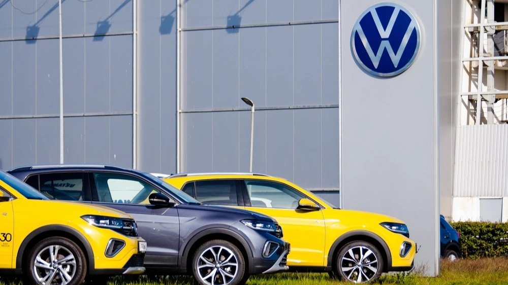 Запасов микрочипов Nexperia у Volkswagen хватит только на ближайшую неделю / Фото: fotokaleinar/Shutterstock.com