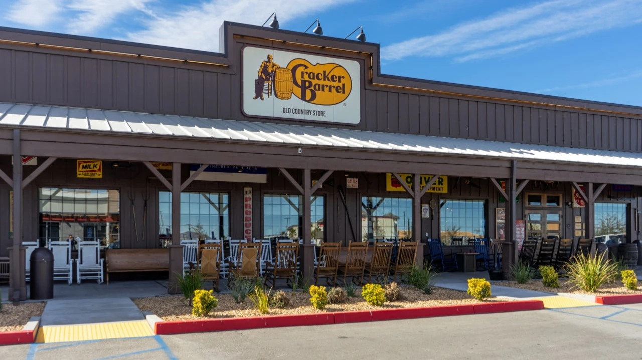 Сеть ресторанов Cracker Barrel — одна из крупных целей шортистов / фото: Felipe Sanchez / Shutterstock.com