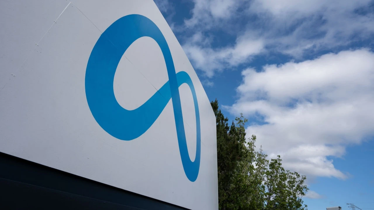 Сразу два инвестбанка — Oppenheimer и Benchmark — понизили рейтинги Meta / Фото: Tada Images / Shutterstock.com