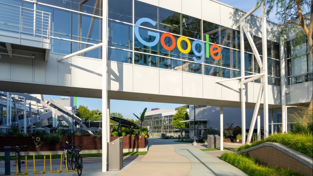 Аналитики ведущих инвестбанков ждут дальнейшего роста акций Google / Фото: JHVEPhoto / Shutterstock.com