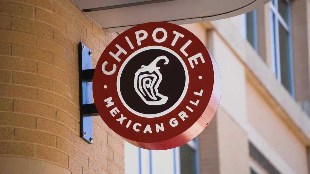 Chipotle в третий раз за год снизила прогноз продаж / Фото: John Hanson Pye / Shutterstock.com