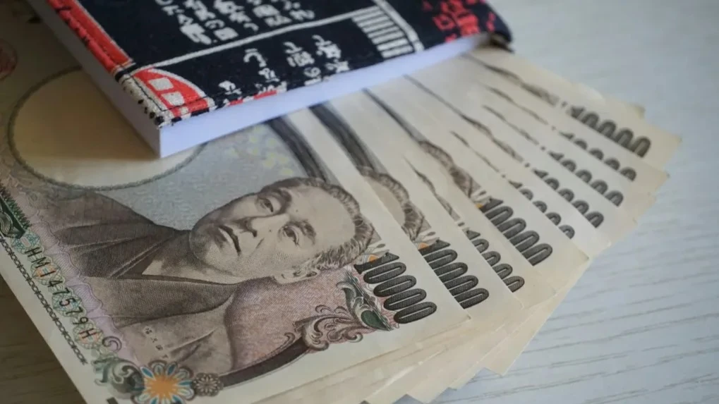 За октябрь иена потеряла 4% по отношению к доллару — худший месячный показатель с июля / Фото: Unsplash / Cullen Cedric