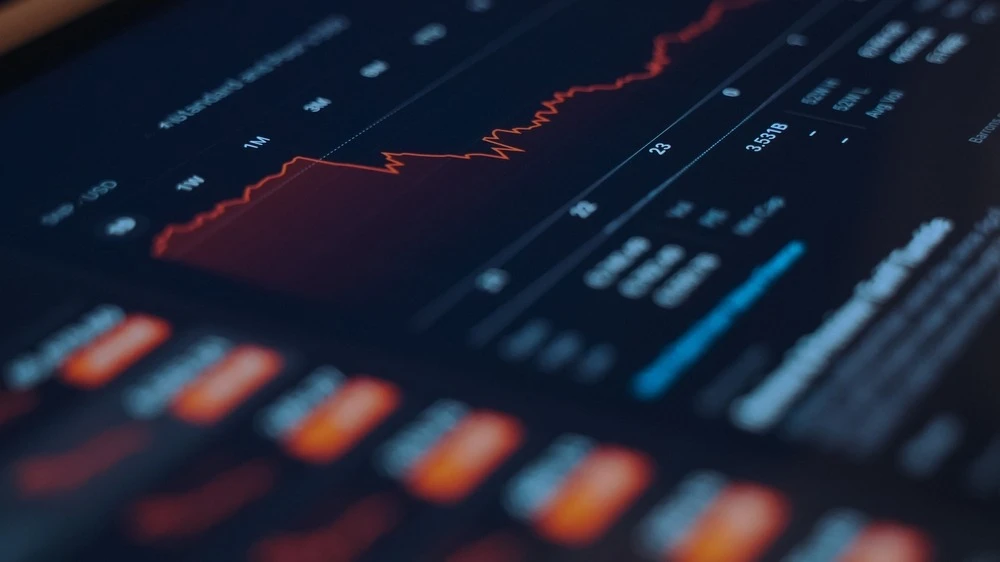 Рынок чипов потерял $500 млрд на фоне страха перегрева сектора ИИ / Фото: Ken stocker / Shutterstock.com