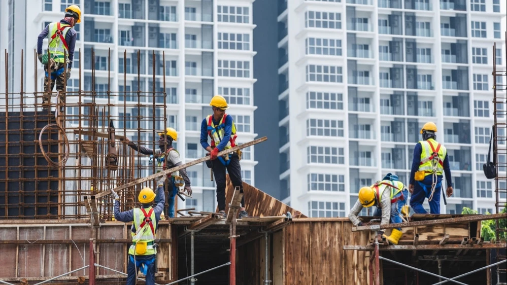 Занятость в частном секторе выросла на 42 000 в октябре — это лучше ожиданий рынка / Фото: Abdul Razak Latif / Shutterstock.com