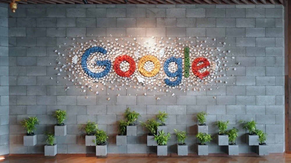 Google намерен укрепить позиции в гонке с OpenAI благодаря новым инвестициям в разработчика чат-бота Claude / Фото: Daniel Pawer / Shutterstock.com