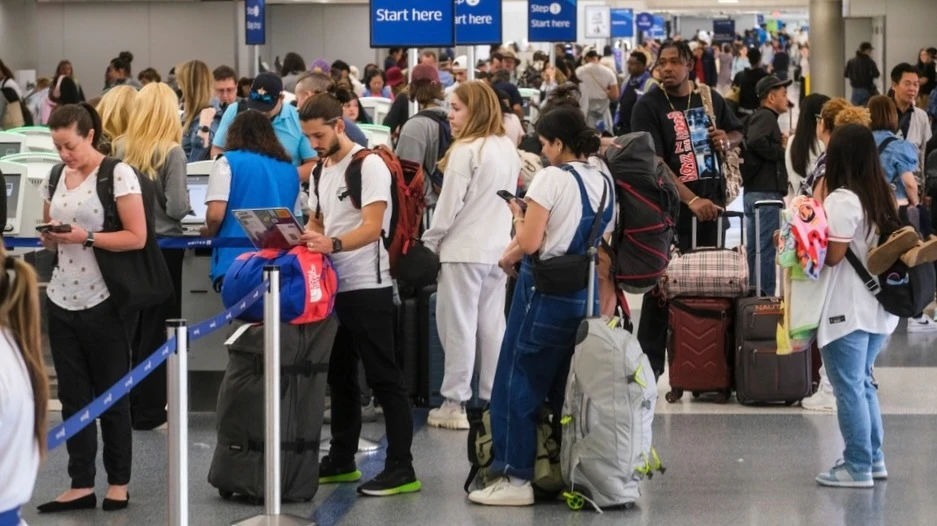 В США сократят пропускную способность на 10% в 40 крупнейших аэропортах страны / Фото: Ringo Chiu / Shutterstock.com