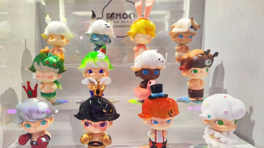 Застенчивый мальчик Dimoo - один из популярных игрушек китайского производителя кукол Лабубу Pop Mart / Фото: Kangsadarn.S / Shutterstock.com