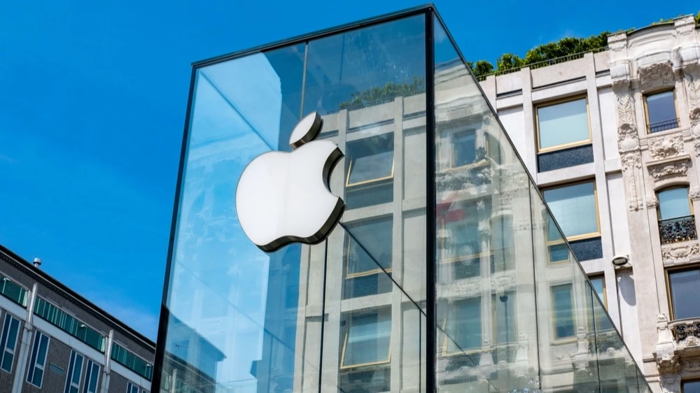 Apple планирует тратить около $1 млрд в год на ИИ-модель Google, чтобы модернизировать голосовой помощник Siri / Фото:  Kittyfly / Shutterstock.com