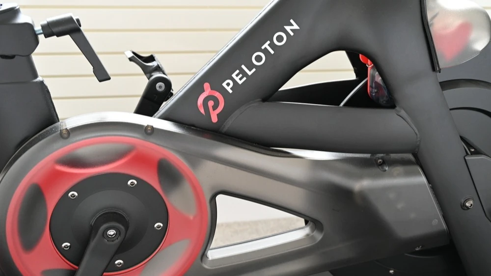 Акции Peloton подскочили после отчета / Фото: lovemydesigns / Shutterstock.com