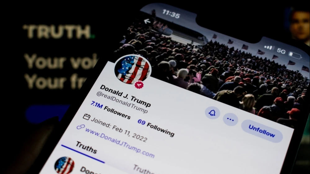 Стоимость акций владельца соцсети Truth Social снижается из-за высоких убытков бизнеса / Фото: Charles-McClintock Wilson / Shutterstock.com