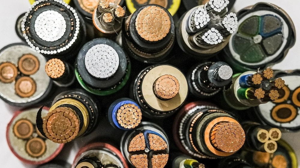 Oil, aluminum and copper rose in price on hopes of an end to the U.S. shutdown