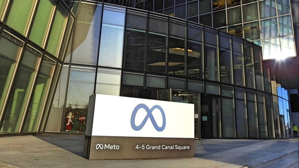 Из 72 аналитиков, отслеживающих акции Meta Platforms, только один советует продавать их / Фото: Derick P. Hudson / Shutterstock.com