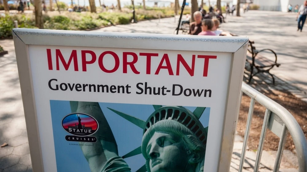 В США Сенат одобрил соглашение о возобновлении работы правительства, завершив самый длительный шатдаун в истории страны. Фото: Shutterstock/rblfmr