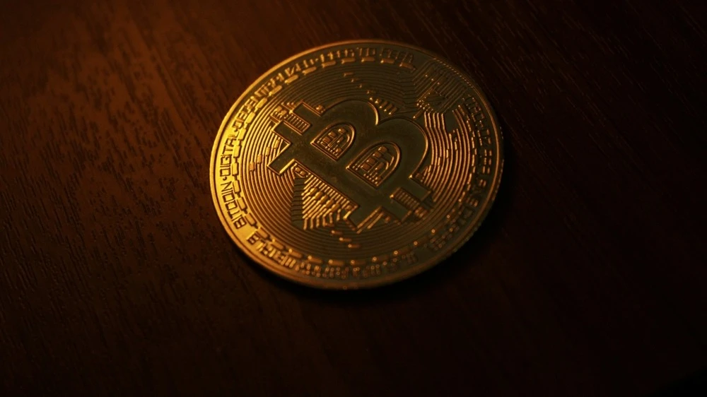 Биткоин потерял около $600 млрд от октябрьского пика на фоне обвала настроений и падения уверенности в криптоциклах. Фото: Ghifari Lenggana/Shutterstock