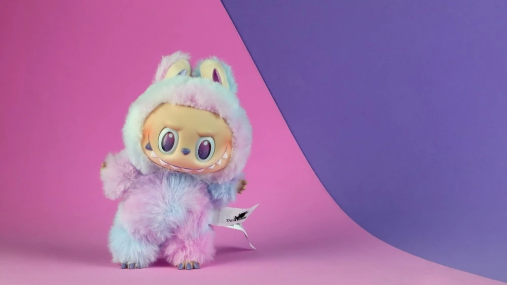 Старший аналитик по потребительскому сектору Bernstein Мелинда Ху считает, что ажиотаж вокруг игрушек Лабубу от китайской Pop Mart International Group подходит к своему максимуму. Фото: Shutterstock/Enjoy The Life