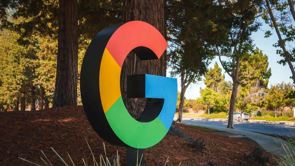 Акции Alphabet резко выросли после инвестиций Berkshire Hathaway Уоррена Баффета / Фото: NorthSky Films / Shutterstock.com