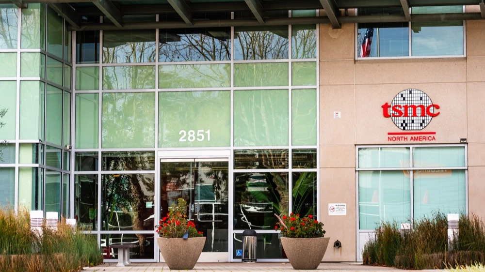 Акции тайваньской TSMC, основного производителя чипов по заказам Nvidia, подскочили после сильной отчетности лидера рынка ИИ / Фото: Shutterstock.com