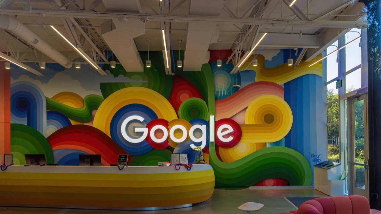 Акции материнской компании Google — Alphabet — обновили исторический максимум после презентации новой ИИ-модели Gemini 3.  Фото: Framalicious / Shutterstock.com