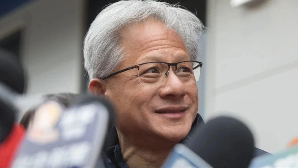 Глава Nvidia Дженсен Хуанг продолжит «пускать кеш в дело, инвестируя в потенциальных победителей в сфере ИИ», считает аналитик Melius Research / Фото: Shutterstock/jamesonwu1972