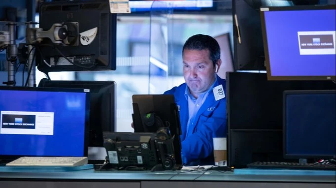 Три главных индекса фондового рынка США показали сильнейший с апреля разворот в ходе одной торговой сессии, перейдя от значительного роста к обвалу / Фото: X / NYSE