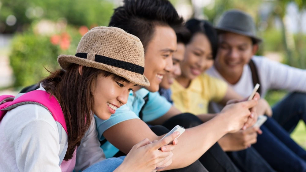 Участники с более низкой финансовой грамотностью чаще выбирают платформы с развлекательными элементами вроде поощрительных значков достижений — исследование «Геймификация трейдинга и поведение инвесторов». Фото: Shutterstock.com/Dragon Images