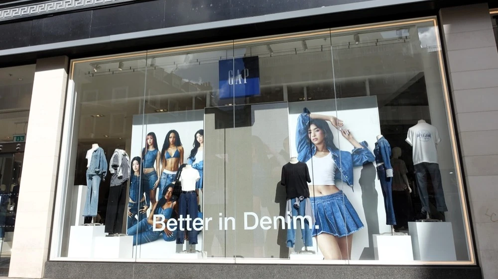 Gap превзошел прогнозы продаж после вирусной кампании Better in Denim / Фото: Peter_Fleming / Shutterstock.com
