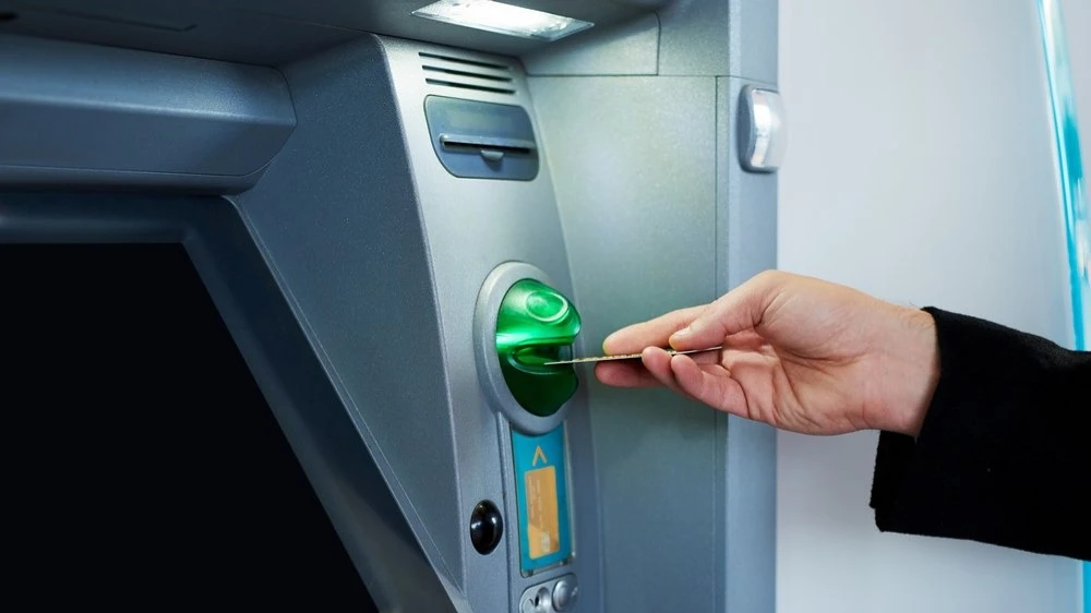 Наличие карты в подсанкционном российском банке и ее использование может нести риски для россиян, живущих в ЕС. Фото: Shutterstock.com