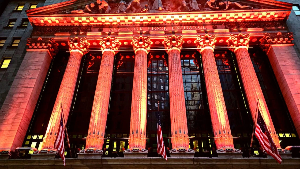 «Медвежий» сценарий JPMorgan Private Bank предполагает, что индекс S&P 500 к концу следующего года может рухнуть до 4600 пунктов / Фото: X / NYSE