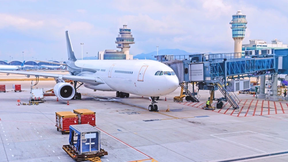 Акции Airbus упали почти на 10% после сообщений о новых проблемах с качеством самолетов семейства A320 / Фото: Lina Mo/Shutterstock