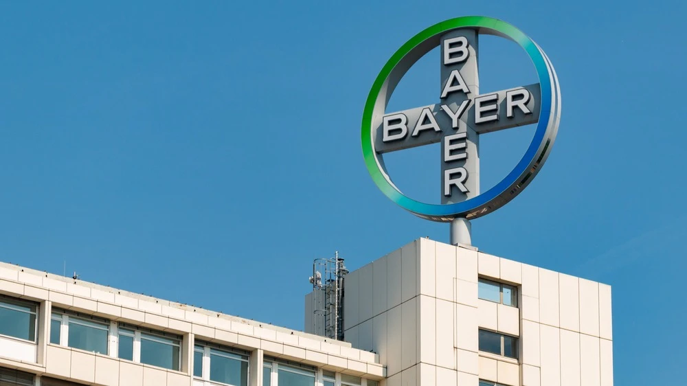 Акции немецкого биотехнологического концерна Bayer выросли почти на 14% после того, как администрация президента США Дональда Трампа поддержала компанию в вопросе ограничения масштабных судебных разбирательств вокруг гербицида Roundup. Фото: Shutterstock/brunocoelho
