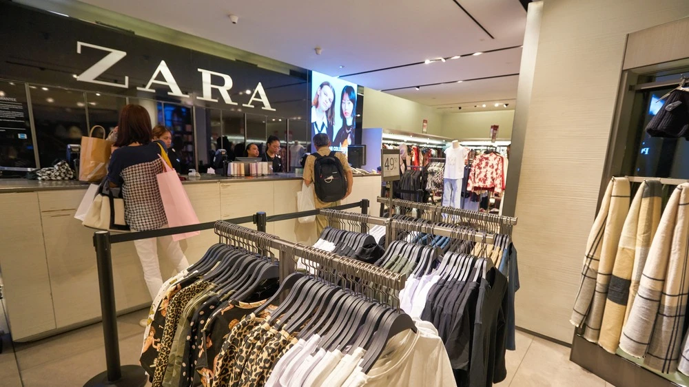 Владелец испанского бренда Zara резко увеличил продажи в ноябре, несмотря на слабый потребительский спрос и давление со стороны азиатских онлайн-ретейлеров / Фото: Shutterstock.com