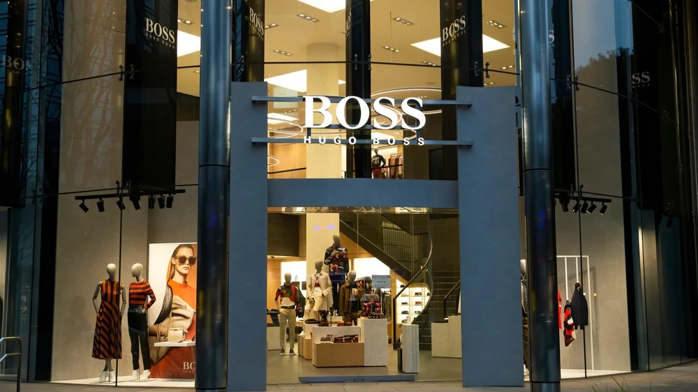Акции Hugo Boss упали почти на 12% после того, как производитель премиальной одежды предупредил о снижении выручки в 2026 году. Фото: Shutterstock/Karolis Kavolelis
