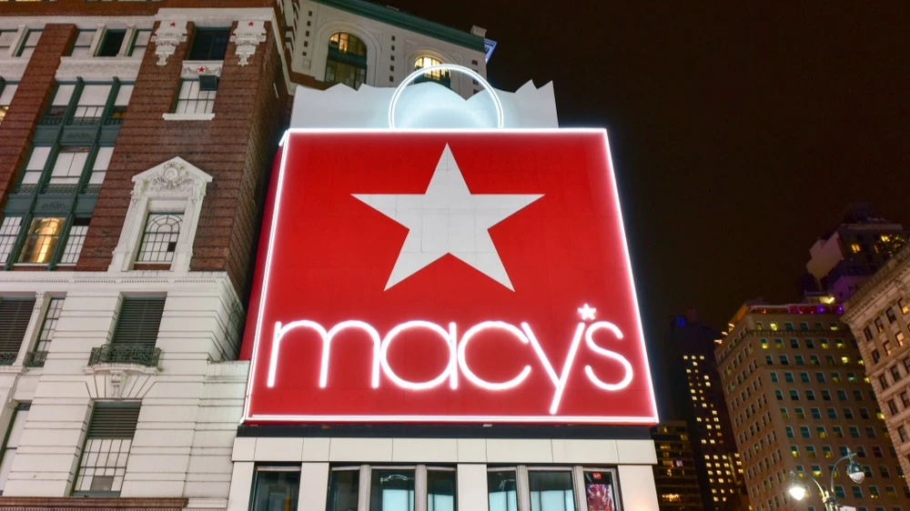 Macy’s повысила прогноз по прибыли и продажам, но акции ретейлера все равно упали / Фото: Felix Lipov / Shutterstock